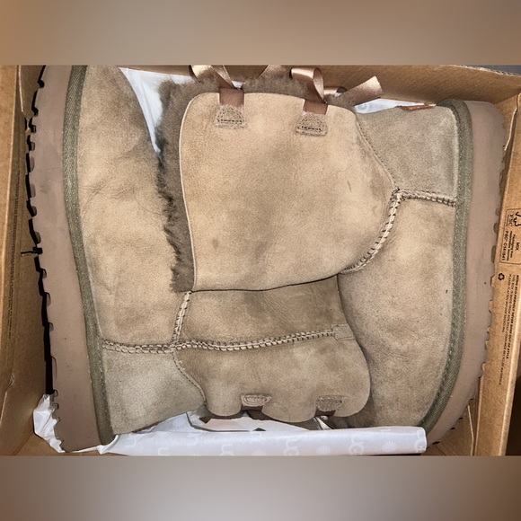 UGG BAILEY BOW II CARIBOU - Picture 2 of 4